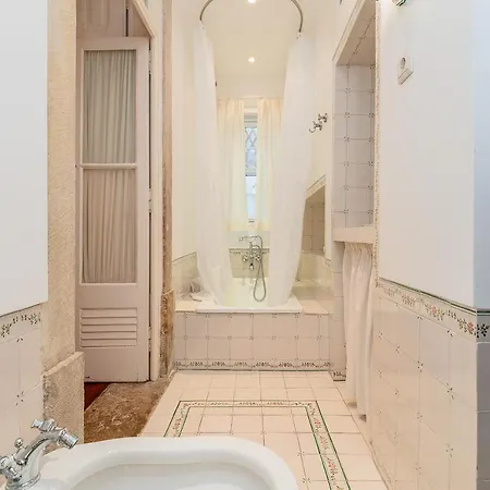 Warm & Beautiful 3 Bedroom In Anjos Apartmán *